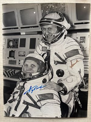 Союз-28 Автографы космонавтов на фото 
Командир корабля — Губарев, Алексей Александрович 
Флаг 