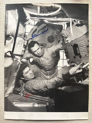 Союз-35 Автографы космонавтов на фото
Командир — Попов, Леонид Иванович 
Бортинженер — Рюмин 