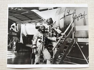 Союз-36 Автографы космонавтов на фото 
Командир — Кубасов, Валерий Николаевич 