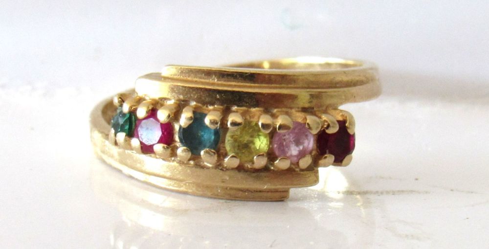 Lot 54: 10KT GOLD FAMILY RING WITH ASSORTED GEMSTONES. FOR REPAIR/SIZING.