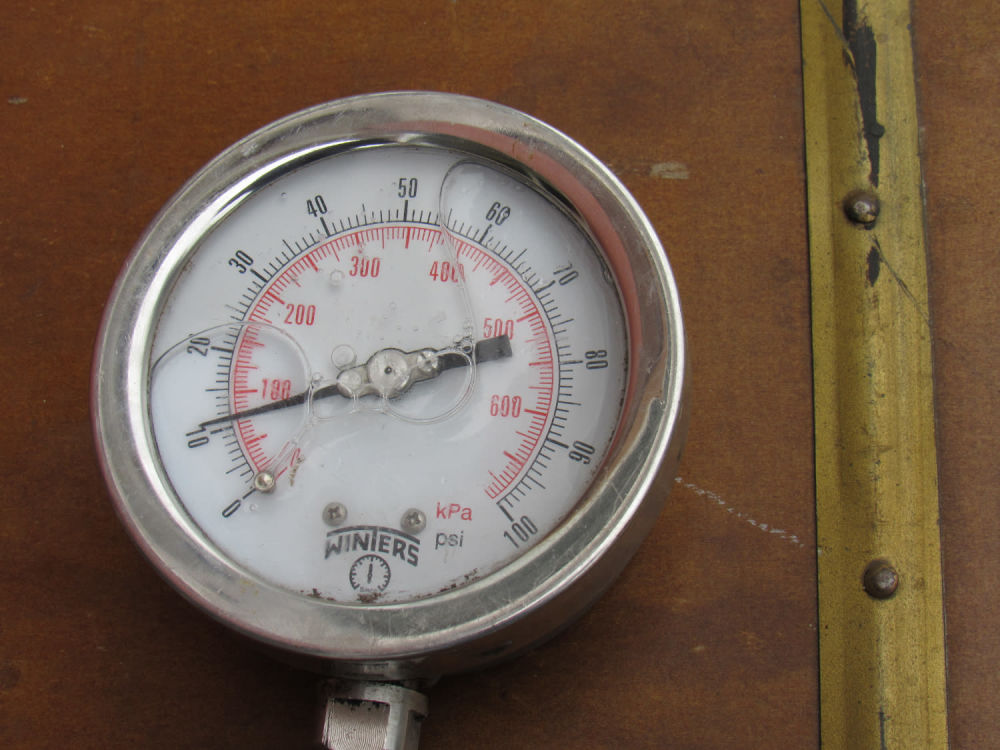 Lot 146B: VINTAGE WINTERS PRESSURE GAUGE. LIQUID FILLED. FOR DISPLAY ONLY.