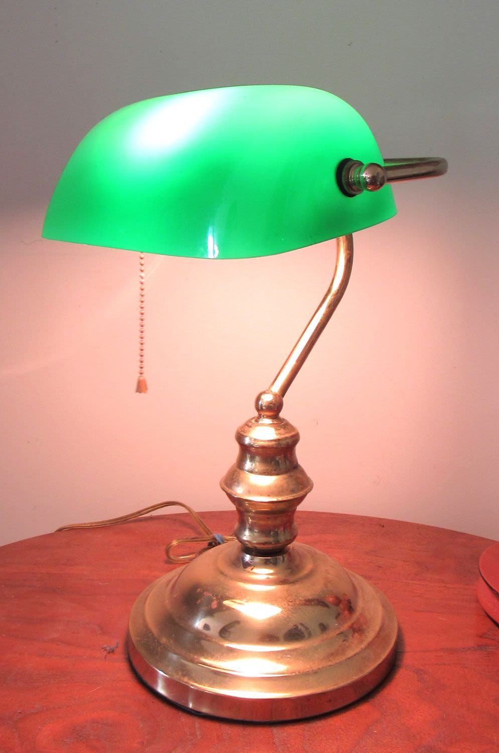 Lot 162: VINTAGE BANKER'S LAMP WITH GREEN CASED GLASS SHADE. 14.5" OVERALL HEIGHT.