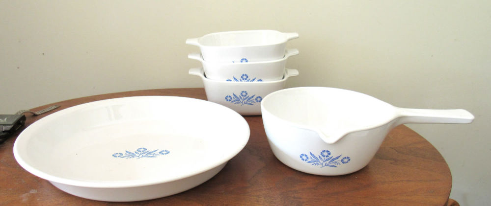 Lot 86: GROUPING OF 5 CORNFLOWER MCM PYREX SERVING PIECES. 3 700ML BOWLS 1 CAKEPLATE 10" DIAMETER.1 SAUCEPAN WITH SPOUT 2 1/2 CUPS