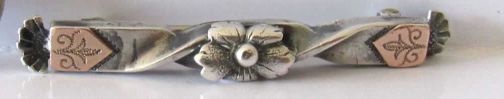Lot 77: HALLMARKED EDWARDIAN STERLING SILVER BAR PIN WITH 9KT ROSE GOLD ACCENTS.