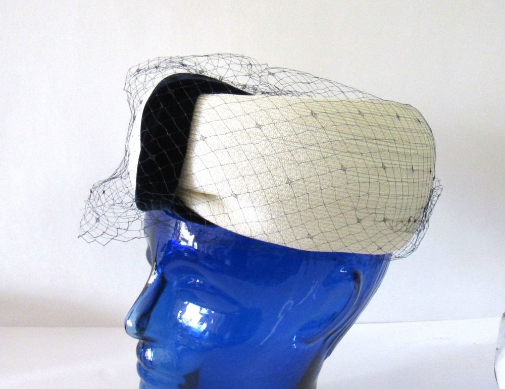 Lot 187: c.1940s HI-FASHION LADIES HAT