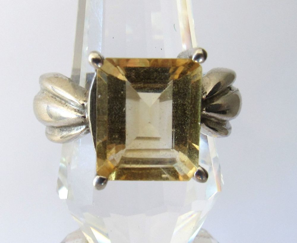 Lot 240: STERLING SILVER & SMOKEY QUARTZ STATEMENT RING. SIZE 7.75
