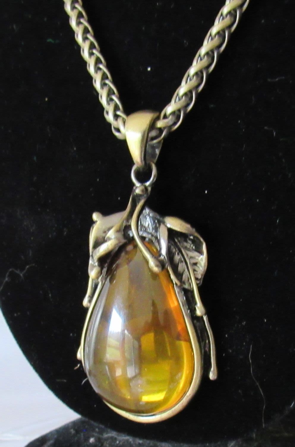 Lot 241: ART NOUVEAU AMBER PENDANT & GOLDTONE NECKLACE. SIGNED. NECKLACE IS EXTRA LONG. 29 INCHES OVERALL LENGTH!!