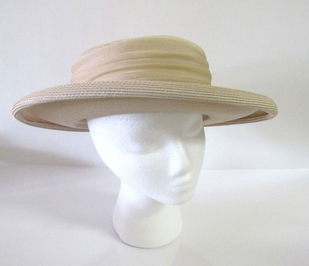 Lot 188: 1950S HI-STYLE HAT. MINT UNUSED CONDITION. GET READY FOR THAT WINTER VACATION IN STYLE.