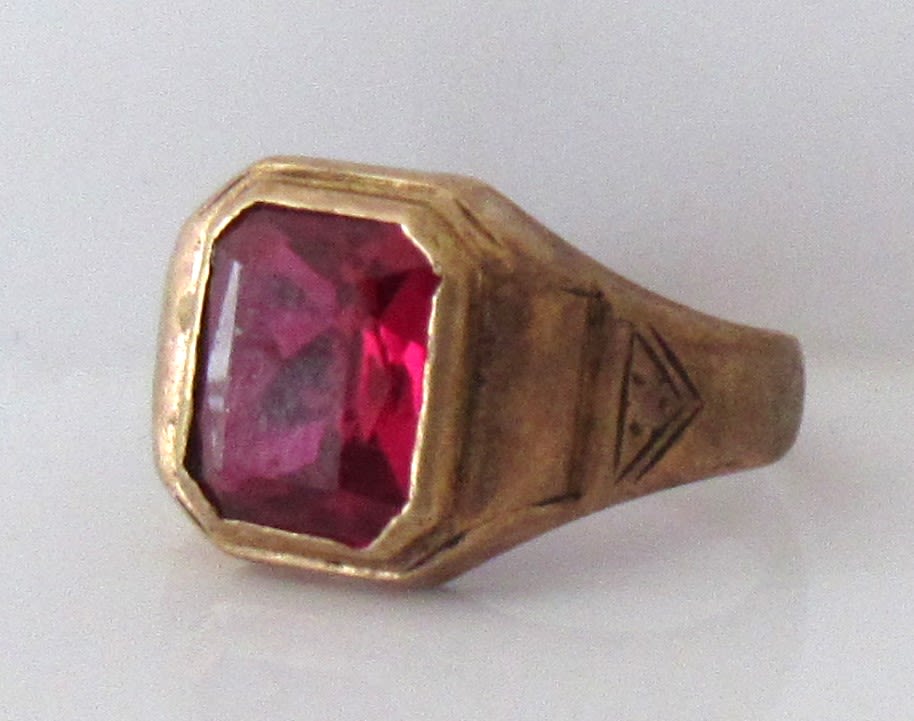 Lot 86: ART DECO "RUBY" (LAB CREATED) 10KT GOLD RING. SIZE 8.5. 4.13 GRAMS.
