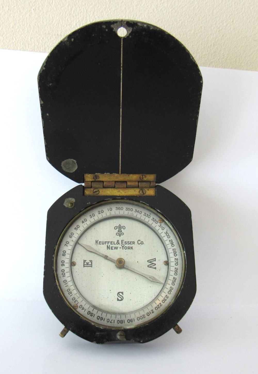 Lot 118A: VINTAGE KEUFFEL & ESSER MILITARY COMPASS. GOOD WORKING CONDITION. GLASS IS INTACT.