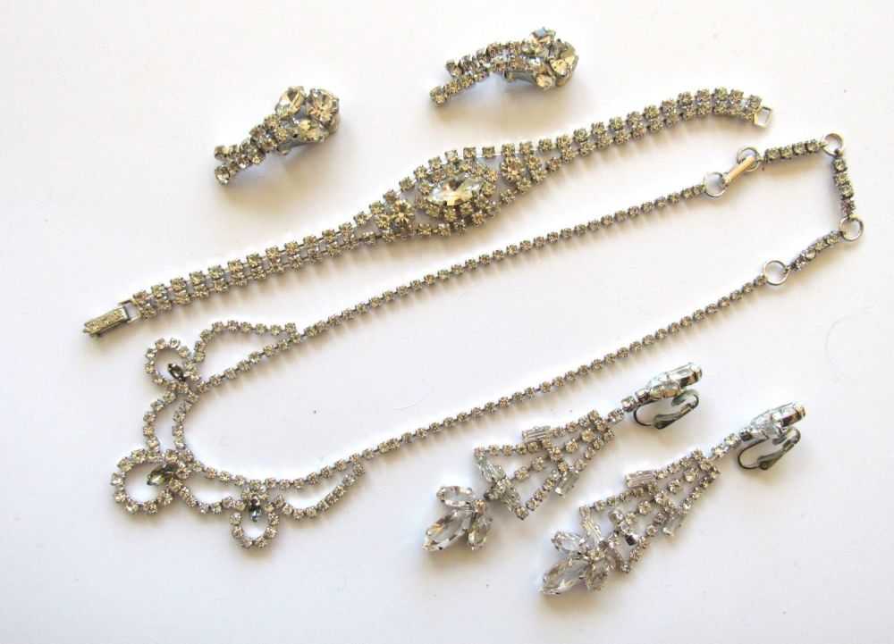 Lot 181: HI-GRADE ICE CRYSTAL GROUPING. NECKLACE 15" OVERALL LENGTH, , BRACELET 7" OVERALL LENGTH, 2 SETS OF EARRINGS.