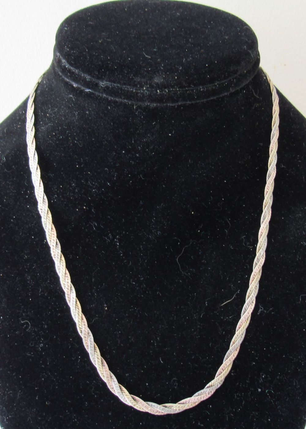 Lot 183: STERLING SILVER TRI-COLOR NECKLACE.