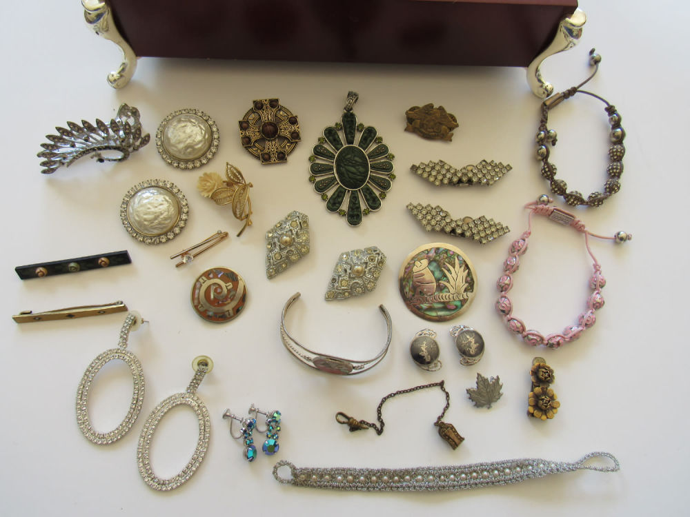 Lot 186: DEALER BONUS LOT. CONTENTS OF A JEWELRY BOX PLUS THE BOX. SOME STERLING-SIAM SILVER EARRINGS, TAXCO MEXICO BROOCH.