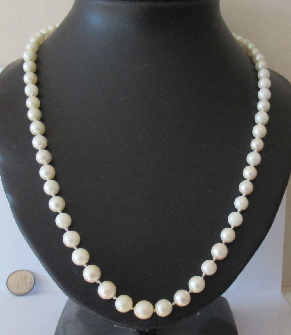 Lot 187: VINTAGE HAND KNOTTED CULTURED PEARL NECKLACE WITH 10KT WHITE GOLD CLASP