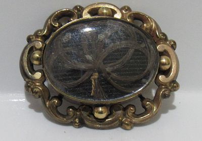 VICTORIAN MOURNING BROOCH. NOTE MISSING CLASP BAR.