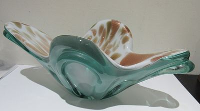 MURANO MCM CASED GLASS WITH GOLD FLECKING CENTREPIECE. MINT CONDITION.