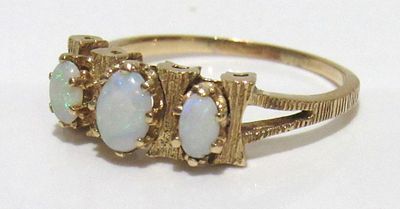 STUNNING 14KT GOLD TRIPLE OPAL CUSTOM MADE RING. SIZE 11.5. 4.3 GRAMS.