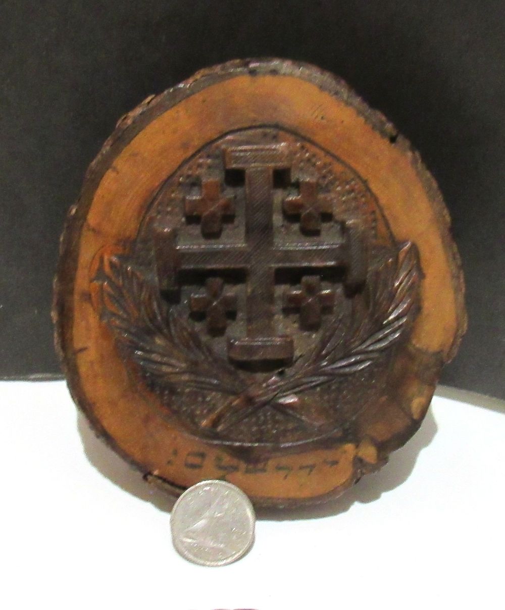 INTRICATELY CARVED VINTAGE CRUSADER CROSS WOOD MEDALLION.