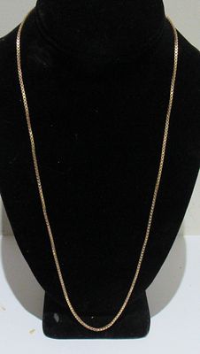 10KT GOLD BOX LINK NECKLACE. 24" OVERALL LENGTH. 10.5 GRAMS.