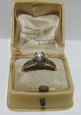 ANTIQUE 10KT GOLD FILLED PEARL RING IN PERIOD RING BOX. SIZE 6.75