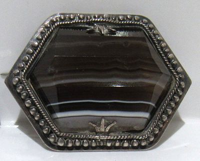 EDWARDIAN STERLING SILVER & AGATE BROOCH.