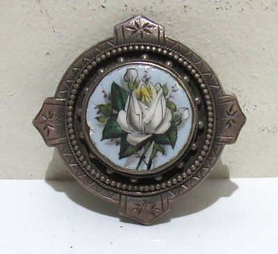 EDWARDIAN STERLING SILVER BROOCH.
