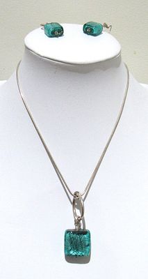 STERLING SILVER NECKLACE & MATCHING EARRINGS.