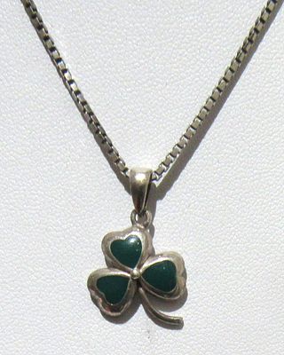 STER;ING SILVER NECKLACE WITH STERLING CLOVERLEAF PENDANT. 18" OVERALL LENGTH.