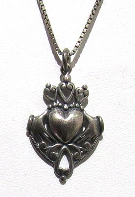 STERLING SILVER NECKLACE WITH STERLING HEART PENDANT. 22" OVERALL LENGTH.