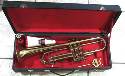 VINTAGE LIGNATONE TRUMPET IN FITTED CASE. EXCELLENT CONDITION.