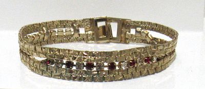 HIGH FASHION GOLDTONE BRACELET WITH CRYSTALS.