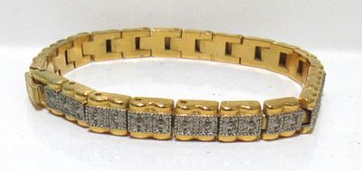 HIGH FASHION GOLD TONE BRACELET.