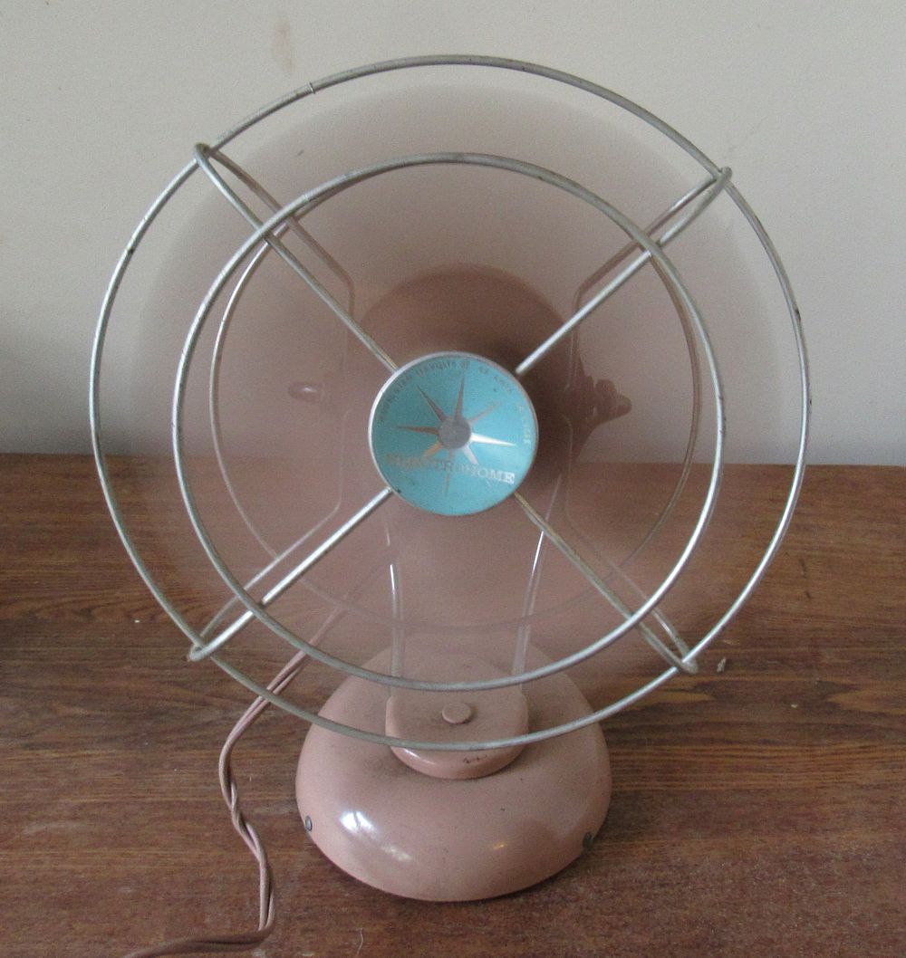 Lot 62: RETRO MCM ELECTROHOME ELECTRIC FAN. WORKS GREAT.
