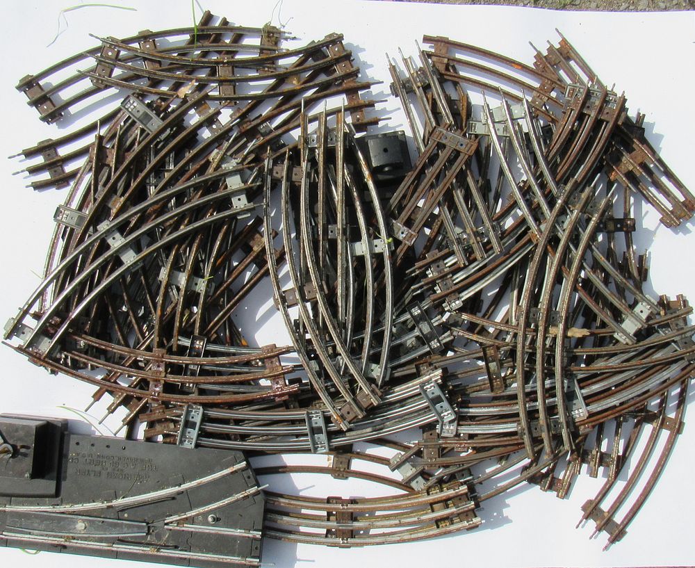 BIN PRICE $10. LARGE QTY VINTAGE ELECTRIC TRAIN TRACK. AS FOUND. OXIDATION PRESENT.