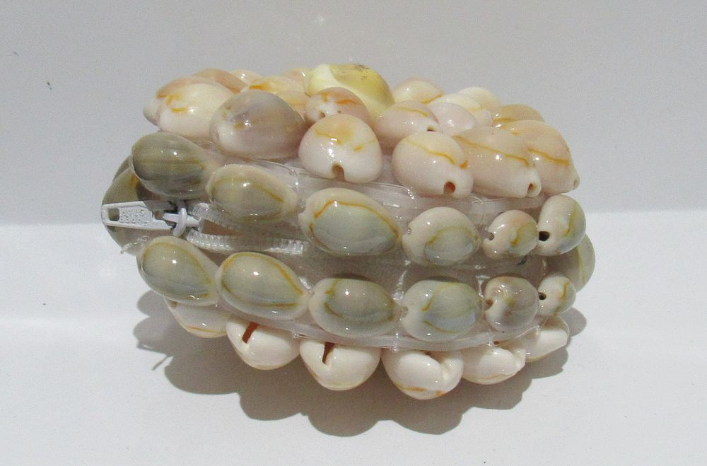 BIN PRICE $10. RETRO MCM SHELL CHANGE PURSE.