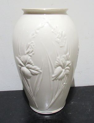 LENOX USA MASTERPIECE COLLECTION PORCELAIN VASE.