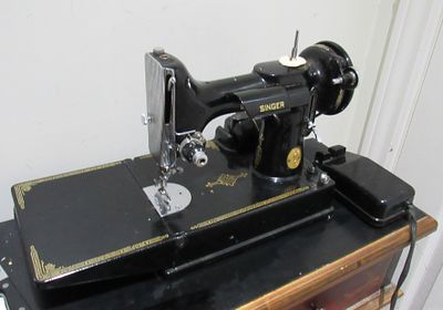 SINGER 221 FEATHERWEIGHT SEWING MACHINE AND CASE. EXCELLENT CONDITION. TESTED/WORKING.