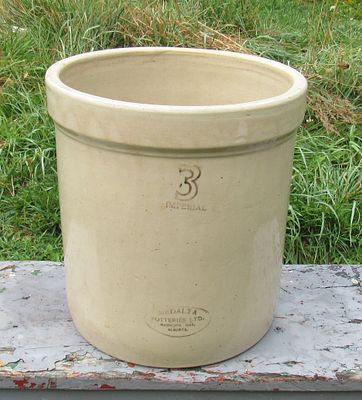 MEDALTA #3 CROCK. TIGHT HAIRLINE CENTRE PIC 4.