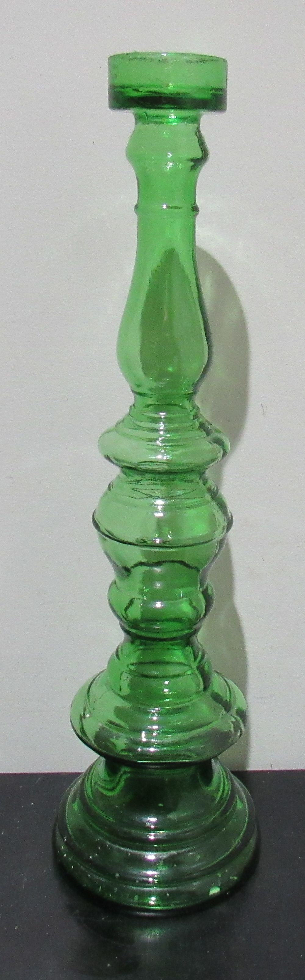 BIN PRICE $10. MCM ITALIAN GREEN ART GLASS TALL & SLENDER VASE.