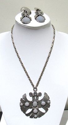 BIN PRICE $10. MCM C.1960. AZTEC/MAYAN THEME SILVERTONE NECKLACE & MATCHING CLIP ON EARRINGS.