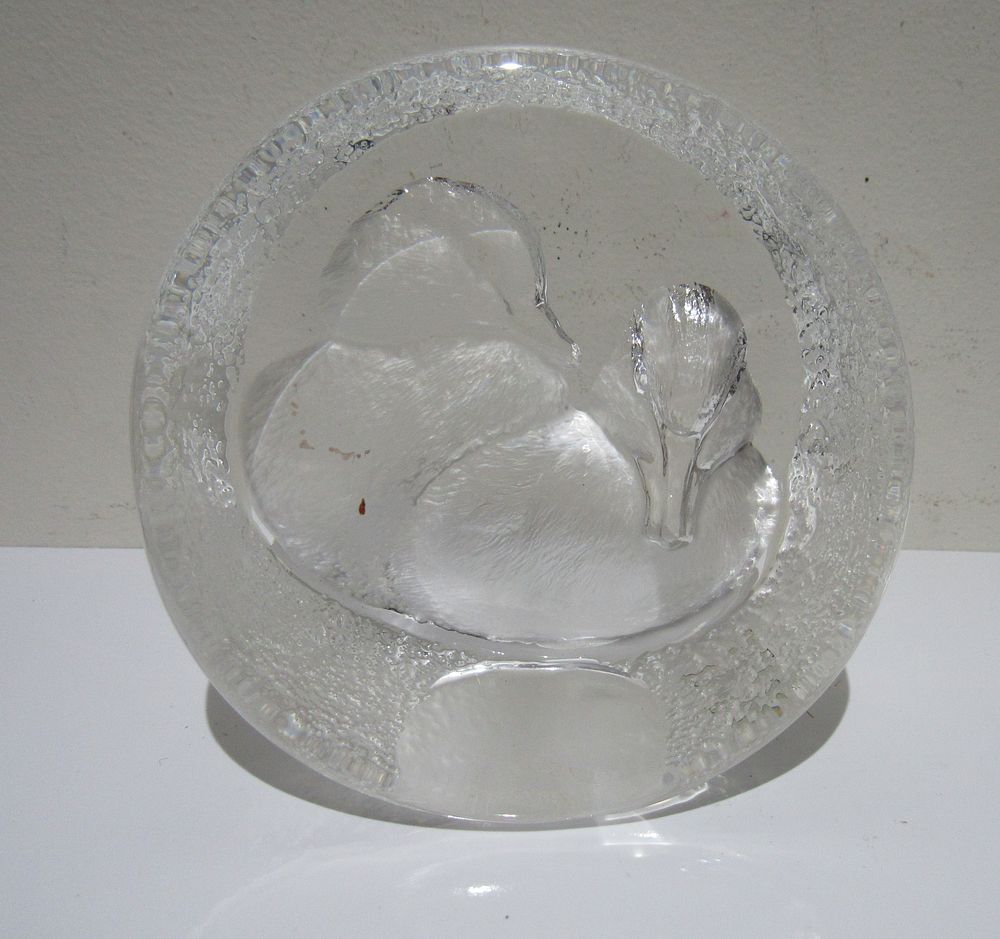 BIN PRICE $10. SIGNED MATS JONASSON GOSLING PAIR CRYSTAL PAPERWEIGHT SWEDEN. MINT CONDITION.