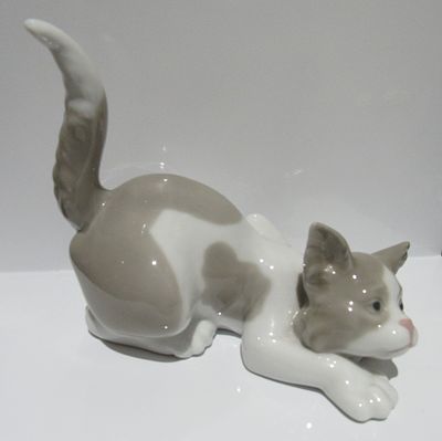 LLADRO LIGHT BROWN CREEPING CAT FIGURINE.