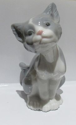 LLADRO GRAY SEATED CAT FIGURINE.