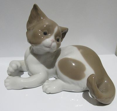 LLADRO SEATED BROWN KITTEN.
