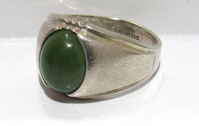 SIGNED STERLING SILVER RING WITH GREEN STONE.