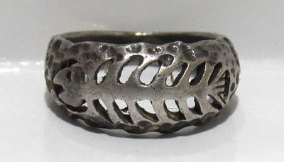 VINTAGE STERLING SILVER FISH SKELETON RING.