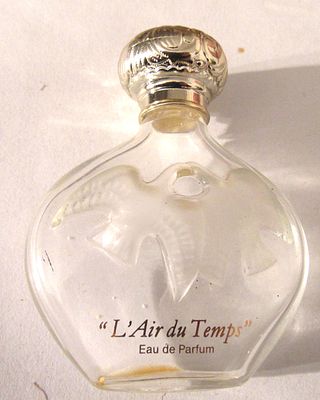 BIN PRICE $10. L'AIR DE TEMPS PERFUME BOTTLE. FROSTED DOVES. MADE IN FRANCE.