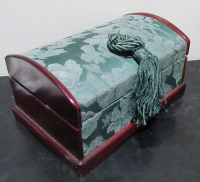 BIN PRICE $10. MUSICAL JEWELRY BOX. (WORKING)