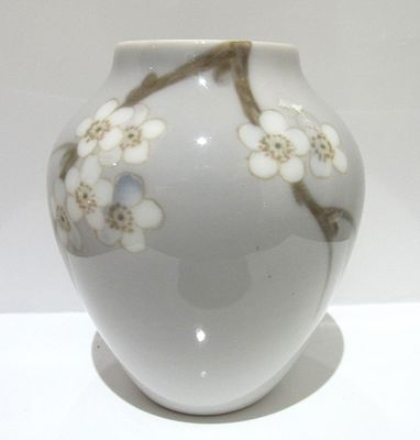 BIN PRICE $20. BING AND GRONDAHL PETITE FLORAL VASE. MINT CONDITION.