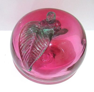 BIN PRICE $15. ROSSI GLASS CRANBERRY APPLE PAPERWEIGHT. MINT CONDITION.